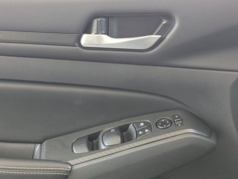 Used 2025 Nissan Altima 2.5 SV image 13