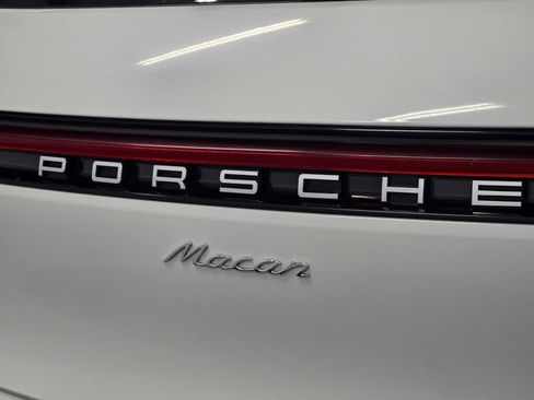 Certified 2024 Porsche Macan AWD/4WD image 34