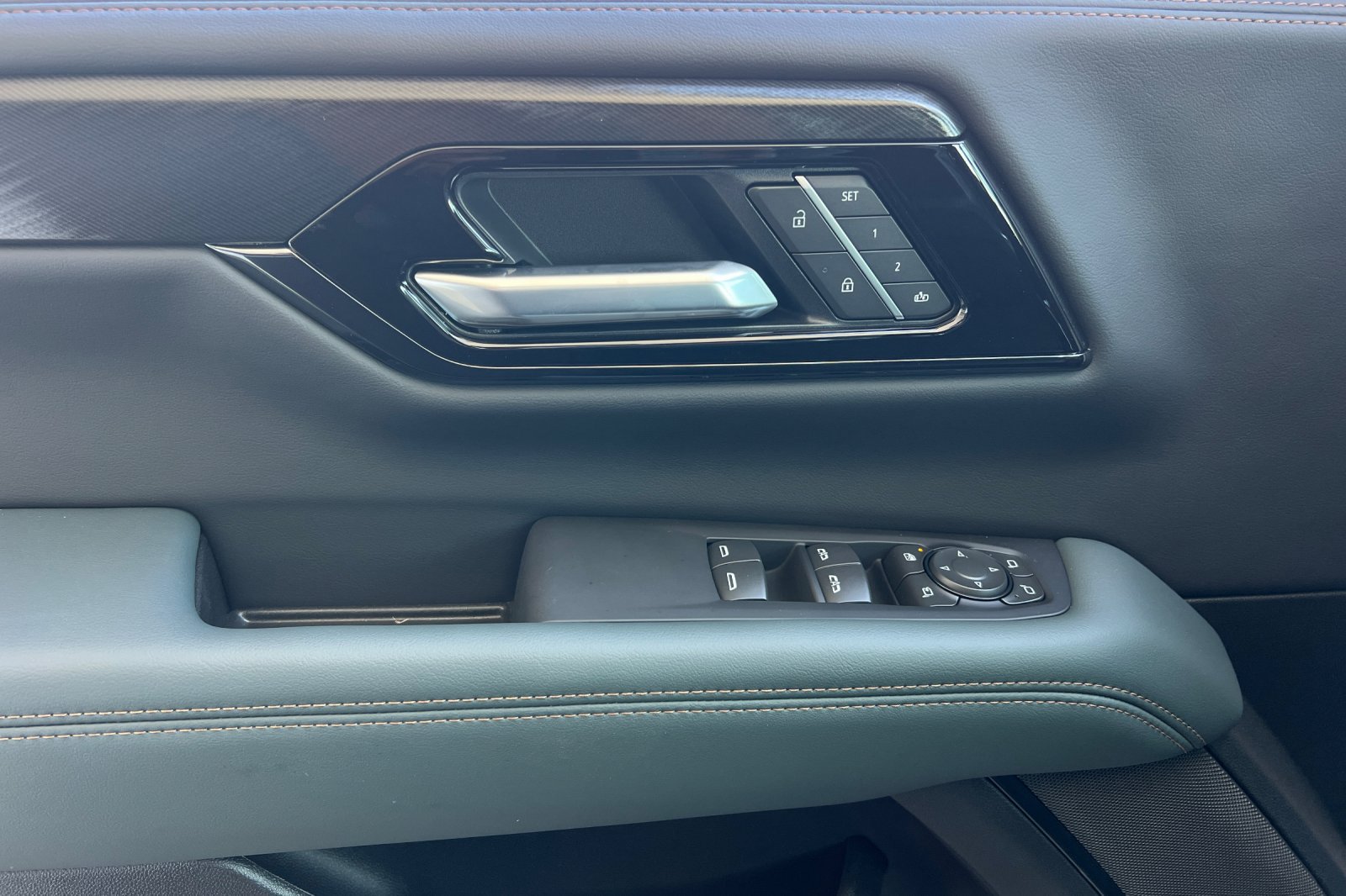 New 2026 GMC Yukon XL AT4 AWD/4WD image 9