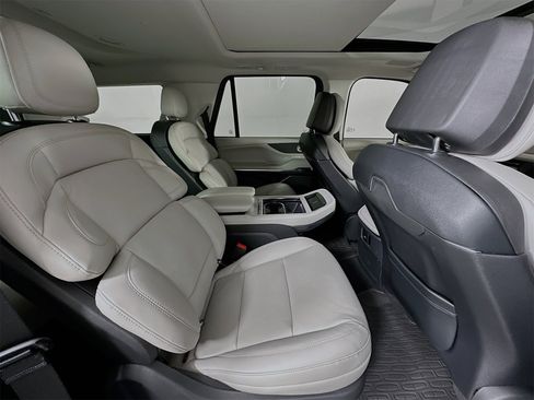 Used 2025 Lincoln Navigator Reserve image 29