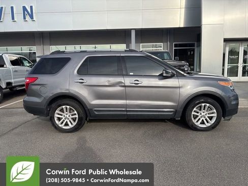 Used 2014 Ford Explorer XLT w/ Equipment Group 202A image 2