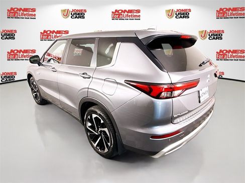 Used 2023 Mitsubishi Outlander SE image 2