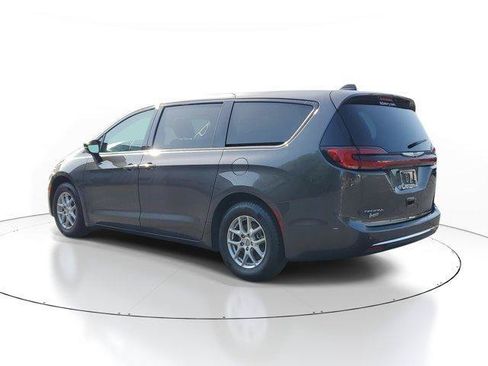 Used 2023 Chrysler Pacifica Touring-L FWD image 3
