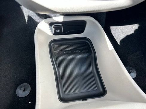 Used 2023 Chrysler Pacifica Touring-L FWD image 35