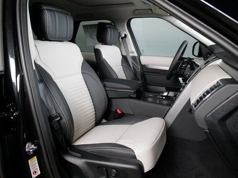 New 2026 Land Rover Discovery Dynamic SE image 3