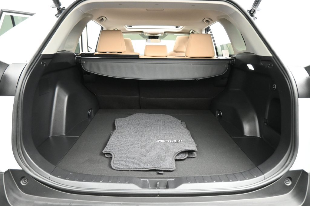 Used 2022 Toyota RAV4 XLE w/ Convenience Package FWD image 18