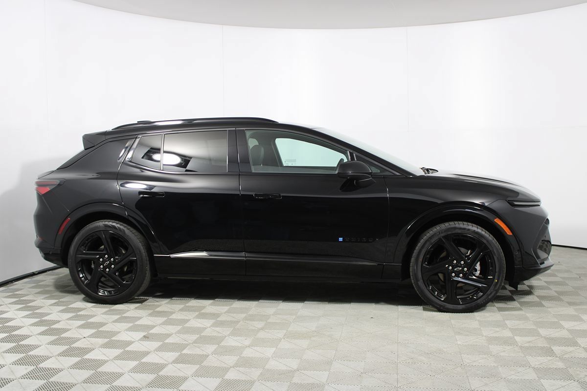 Used 2024 Chevrolet Equinox EV RS FWD image 35