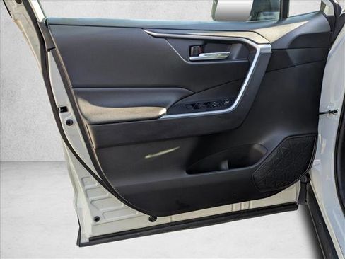 Used 2021 Toyota RAV4 XLE image 12