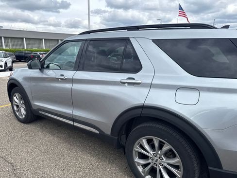 Used 2023 Ford Explorer XLT w/ Equipment Group 202A AWD/4WD image 17