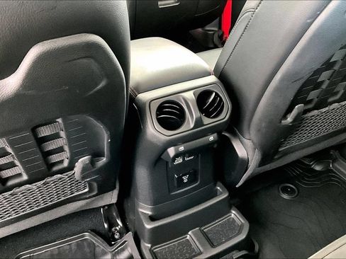 Used 2022 Jeep Wrangler Unlimited Rubicon w/ Cold Weather Group AWD/4WD image 29