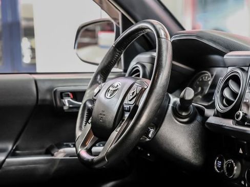 Used 2022 Toyota Tacoma TRD Off-Road image 14