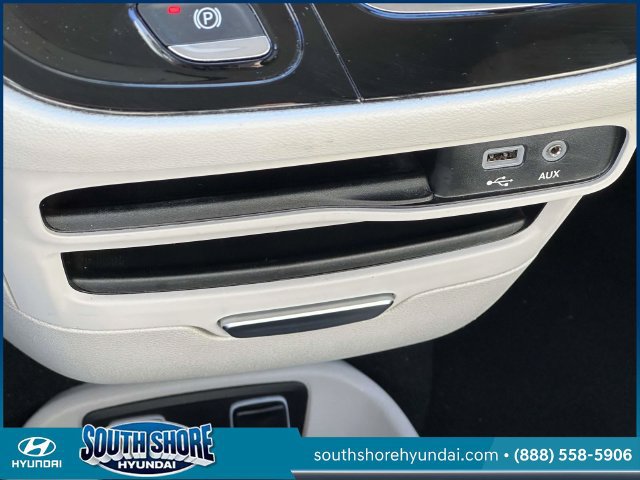 Used 2018 Chrysler Pacifica Touring-L FWD image 32