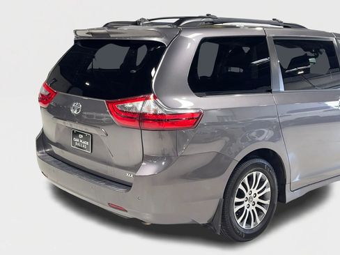 Used 2020 Toyota Sienna XLE image 14