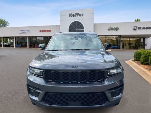 Certified 2025 Jeep Grand Cherokee Altitude AWD/4WD image 3