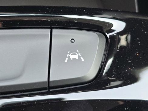 Certified 2025 Chevrolet Trax LT w/ Driver Confidence Package image 9