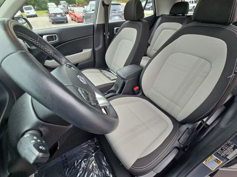 Used 2024 Hyundai Venue SEL image 15