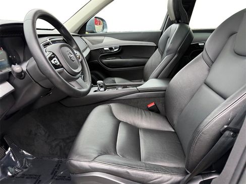 Used 2023 Volvo XC90 B5 Core w/ Climate Package image 9