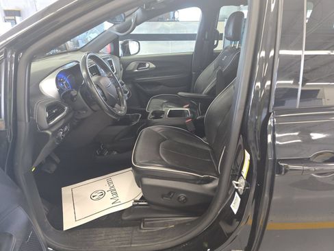 Used 2019 Chrysler Pacifica Limited w/ S Appearance Package FWD image 5