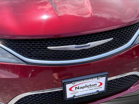 Used 2019 Chrysler Pacifica Touring-L w/ Tire & Wheel Group FWD image 26