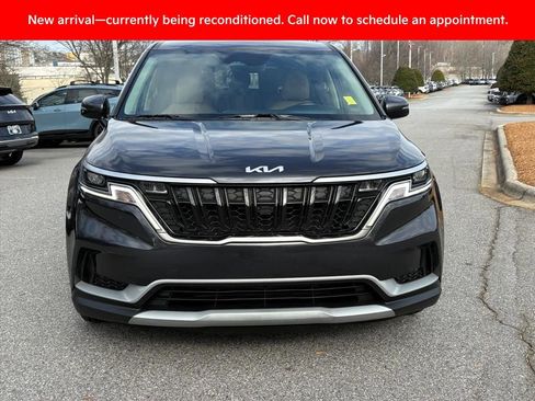 Used 2023 Kia Carnival LX image 2