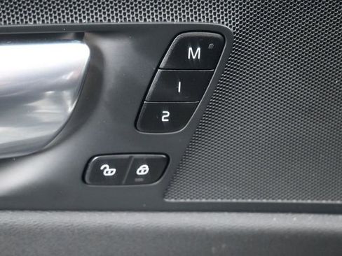 Used 2025 Volvo XC60 B5 Plus image 5