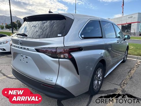 Used 2024 Toyota Sienna LE AWD/4WD image 17