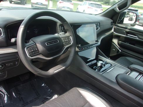 Used 2024 Jeep Wagoneer Series III w/ Flexible Seating Group AWD/4WD image 9