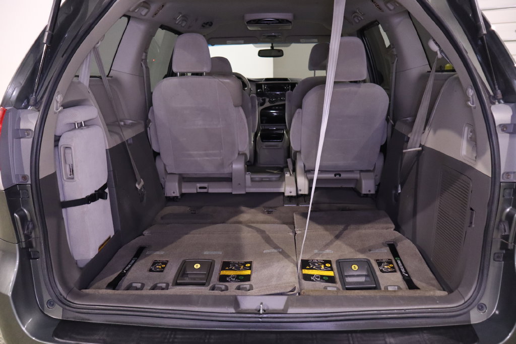 Used 2012 Toyota Sienna LE FWD image 31