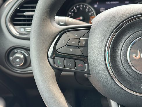 Used 2022 Jeep Renegade Altitude AWD/4WD image 16