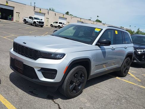 Used 2023 Jeep Grand Cherokee Altitude AWD/4WD image 5