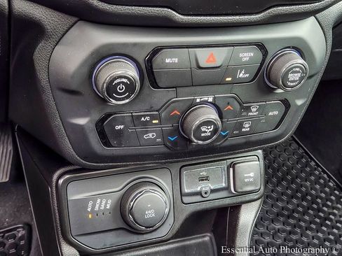 Used 2023 Jeep Renegade Latitude w/ Sun/Sound Group AWD/4WD image 21