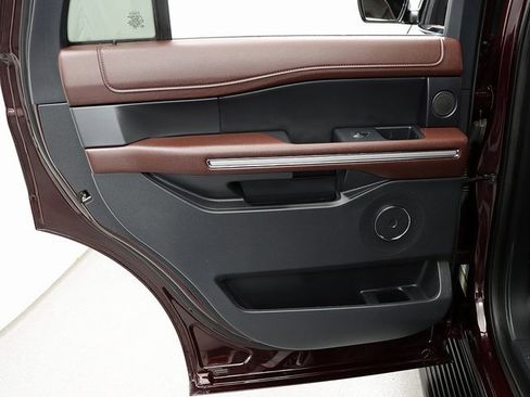 Used 2024 Ford Expedition Limited image 27