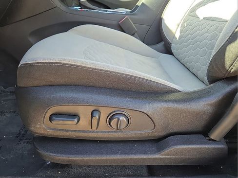 Used 2019 Chevrolet Equinox LS w/ LS Convenience Package image 23