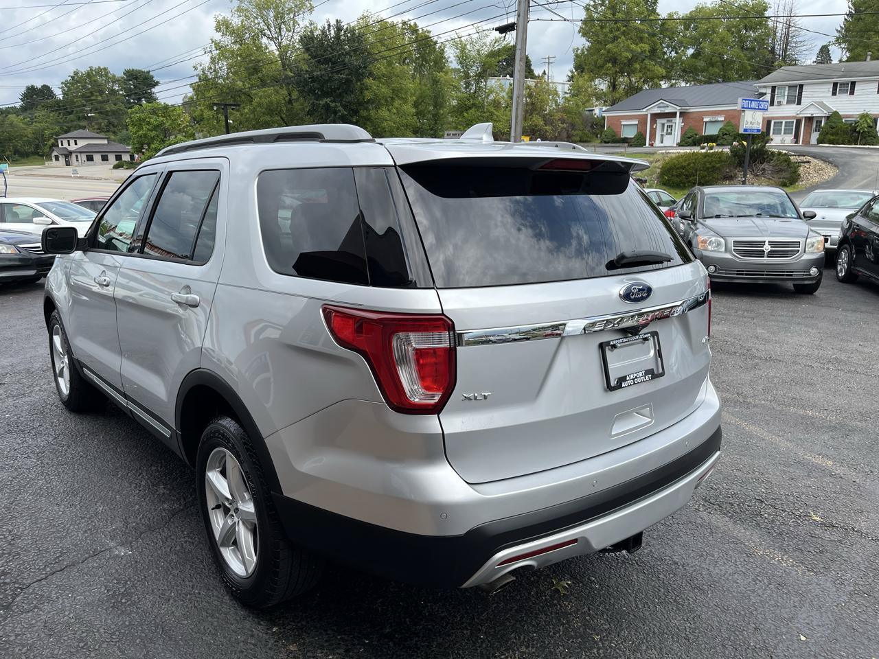 Used 2017 Ford Explorer XLT w/ Equipment Group 201A AWD/4WD image 11