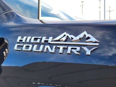 Used 2022 Chevrolet Silverado 2500 High Country w/ Technology Package image 8