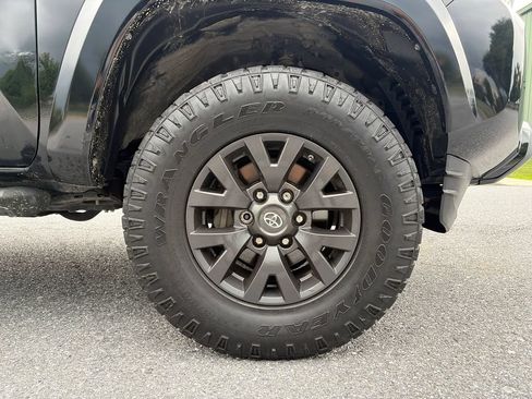 Used 2020 Toyota Tacoma SR5 w/ SR5 Appearance Package (SM) RWD image 30