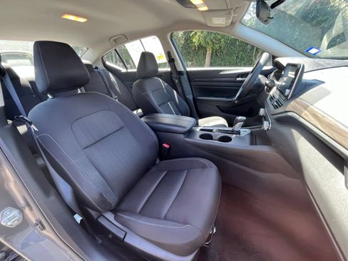 Used 2025 Nissan Altima 2.5 SV FWD image 36