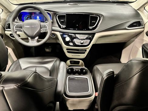 Used 2023 Chrysler Pacifica Touring-L FWD image 11
