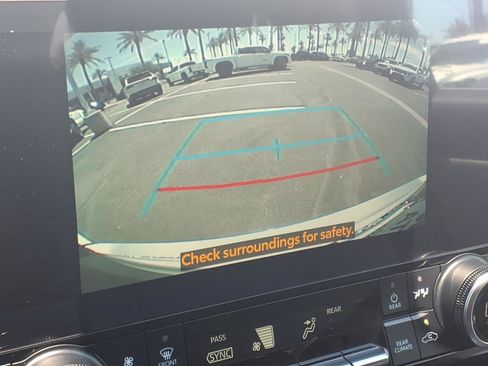 Used 2023 Toyota Highlander XLE FWD image 18