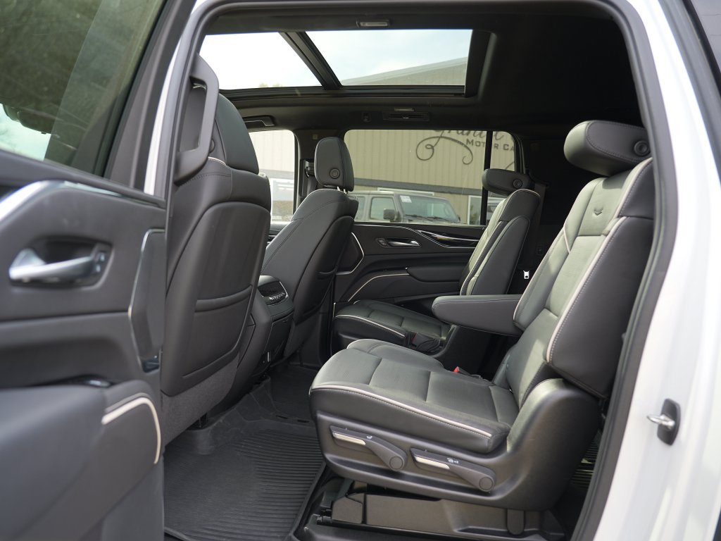 Used 2024 Cadillac Escalade ESV Sport w/ LPO, ONYX Package AWD/4WD image 19
