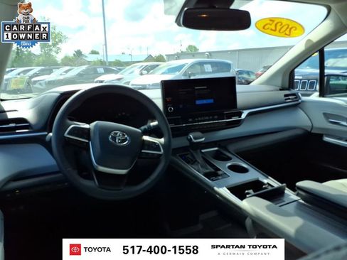 Used 2025 Toyota Sienna XLE FWD image 11