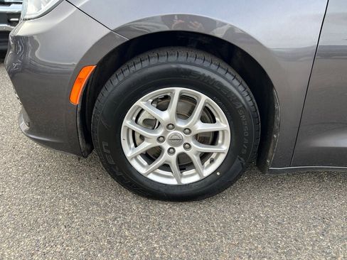 Used 2023 Chrysler Pacifica Touring-L image 22