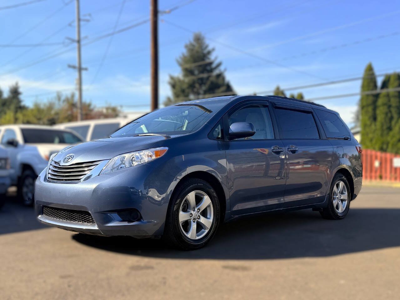 Used 2015 Toyota Sienna LE FWD image 1