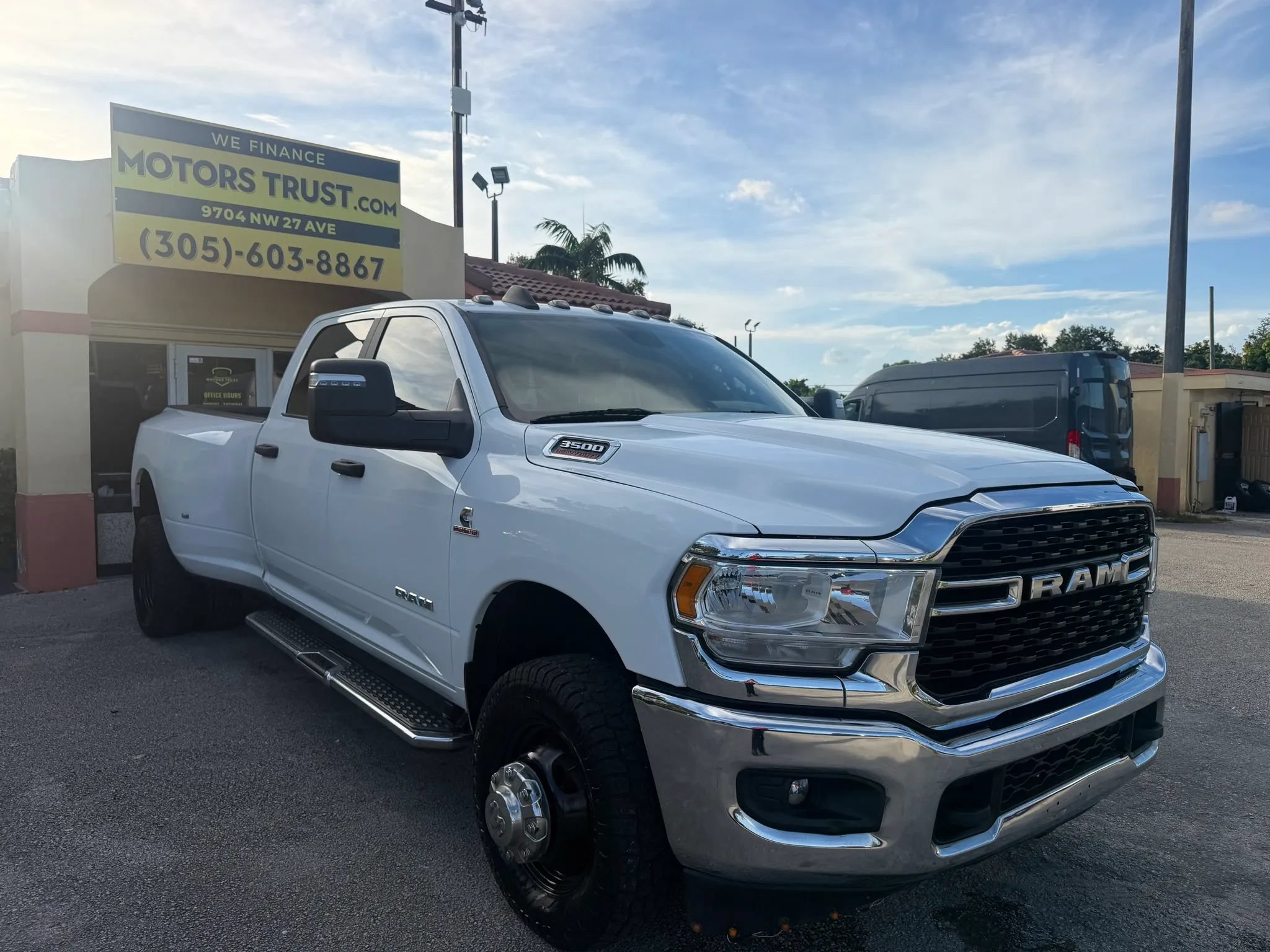 Used 2023 RAM 3500 4x4 Crew Cab Big Horn DRW w/ Level 1 Equipment Group image 9