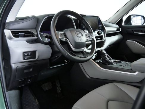 Used 2023 Toyota Highlander XLE AWD/4WD image 18
