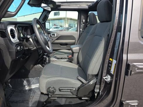 Used 2025 Jeep Wrangler Unlimited Sahara w/ Safety Group image 19