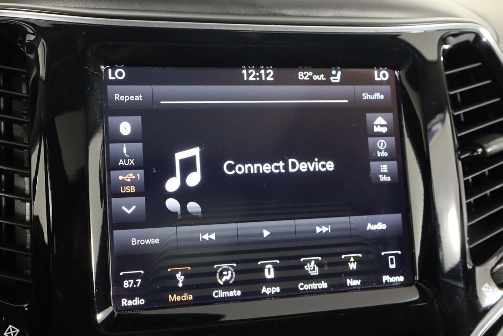 Used 2019 Jeep Cherokee Overland w/ Technology Group AWD/4WD image 32