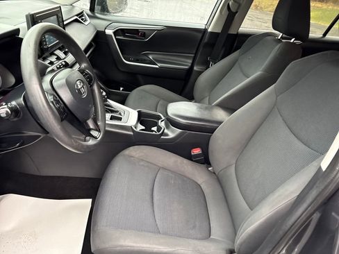 Used 2020 Toyota RAV4 LE image 9