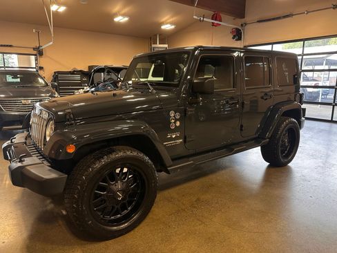 Used 2018 Jeep Wrangler Unlimited Sahara w/ Connectivity Group AWD/4WD image 4