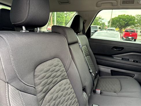 Used 2025 Nissan Pathfinder S FWD image 12